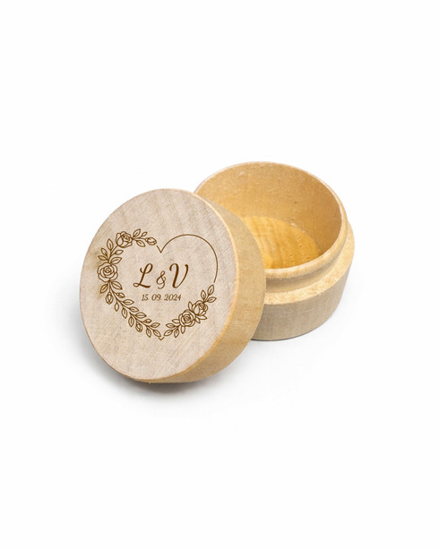 Dřevěná kulatá krabička 4x2,7 cm na svatební prstýnky srdce