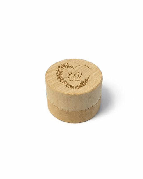 Dřevěná kulatá krabička 4x2,7 cm na svatební prstýnky srdce
