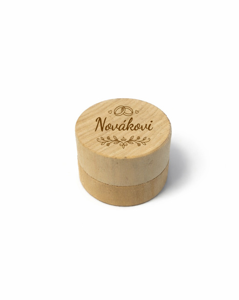 Dřevěná kulatá krabička 4x2,7 cm na svatební prstýnky s příjmením