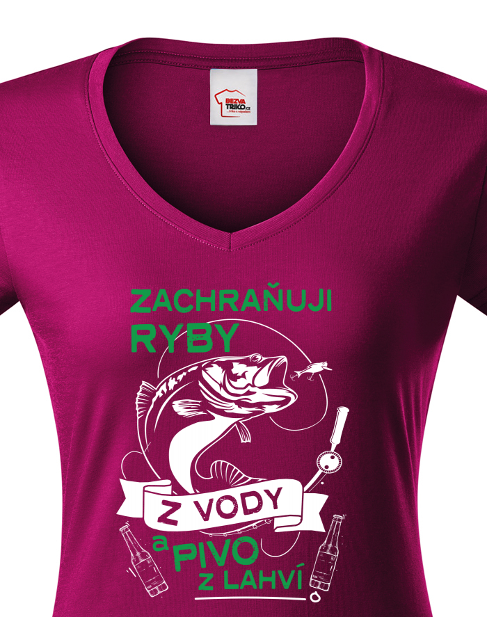 Dámské tričko s výstřihem do V – Zachraňuji ryby z vody a pivo z lahví